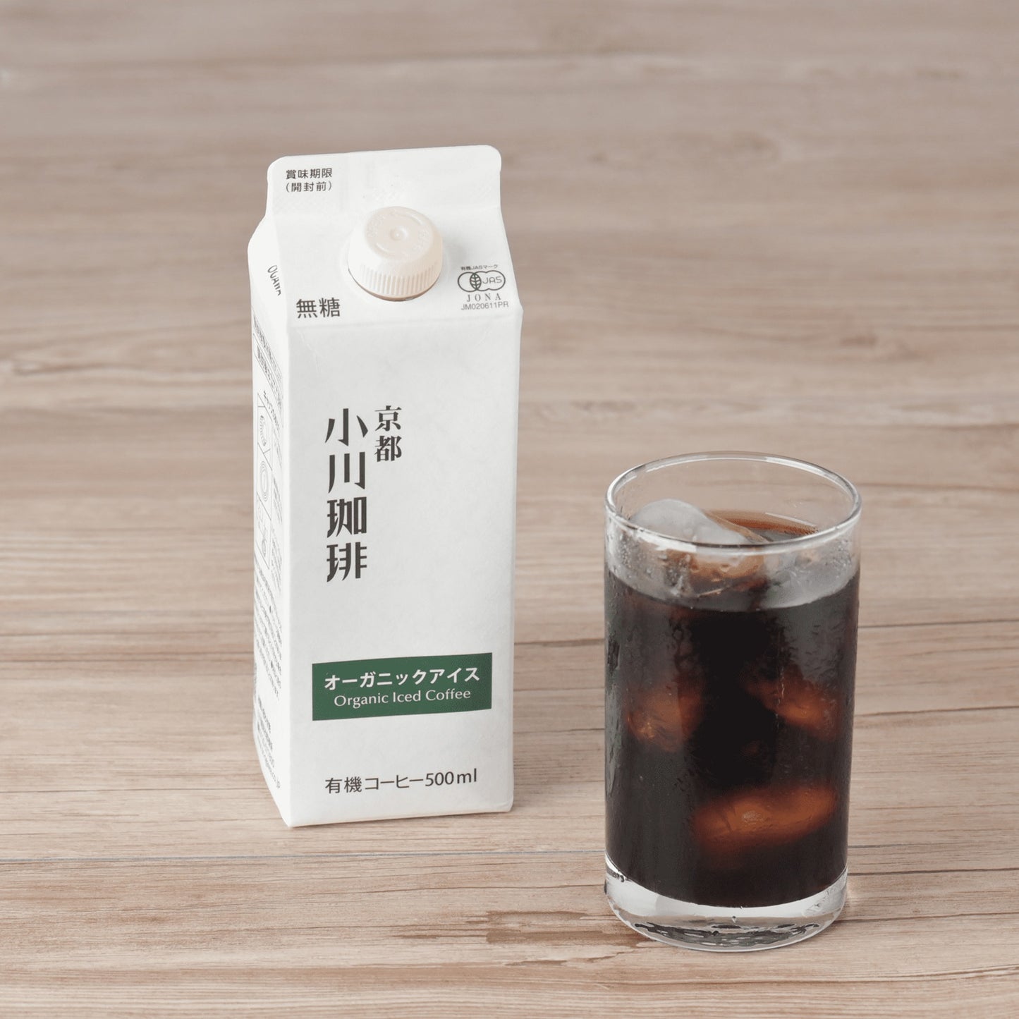 夏の定番メニューとして愛される小川珈琲 直営店のアイスコーヒー「オーガニックアイスブレンド」。ペルー・ブラジル・ウガンダ、3ヶ国の有機JAS認証コーヒー豆をブレンド。