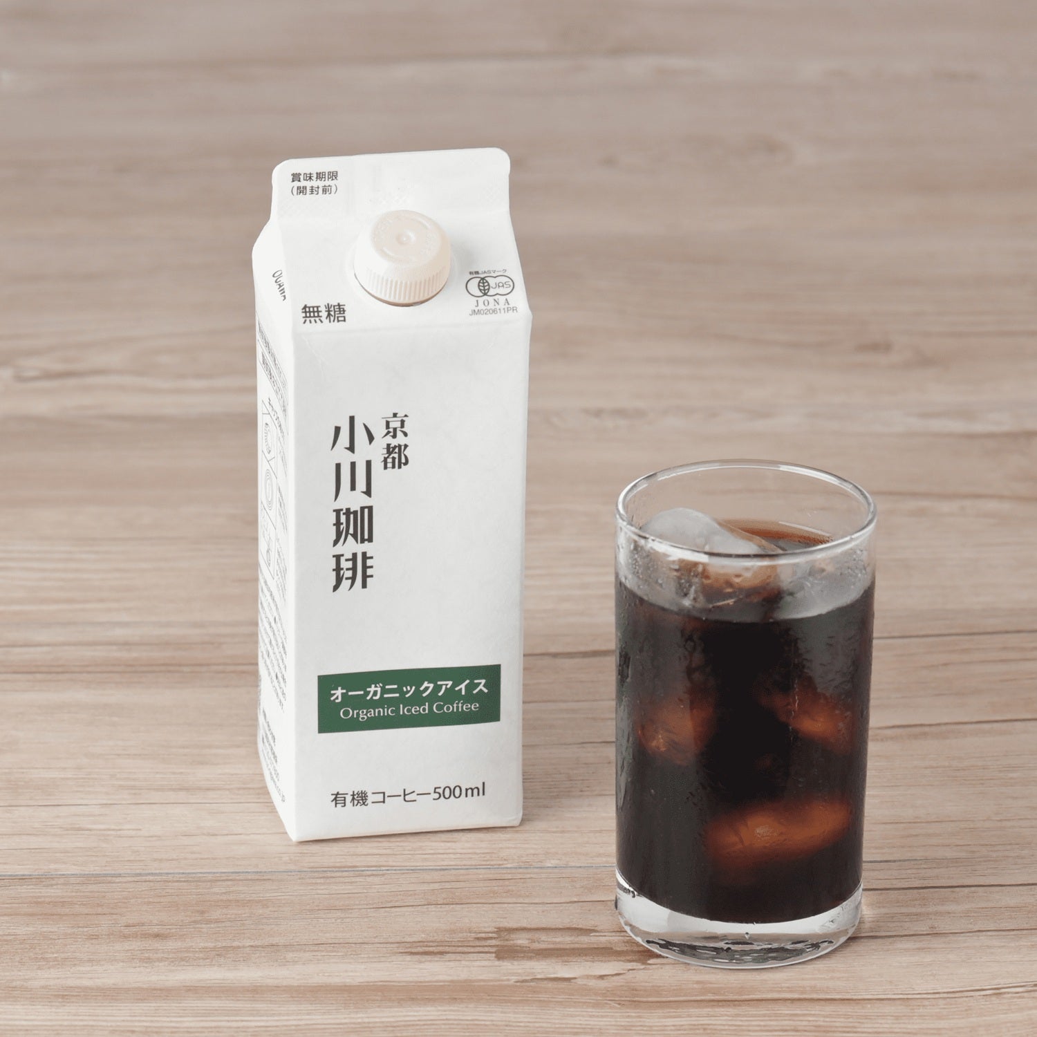 夏の定番メニューとして愛される小川珈琲 直営店のアイスコーヒー「オーガニックアイスブレンド」。ペルー・ブラジル・ウガンダ、3ヶ国の有機JAS認証コーヒー豆をブレンド。